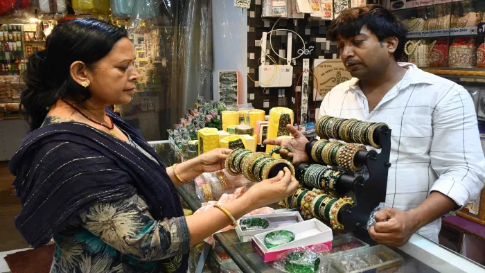 सावन के लिए हरी चूड़ियां खरीदती महिला। जागरण