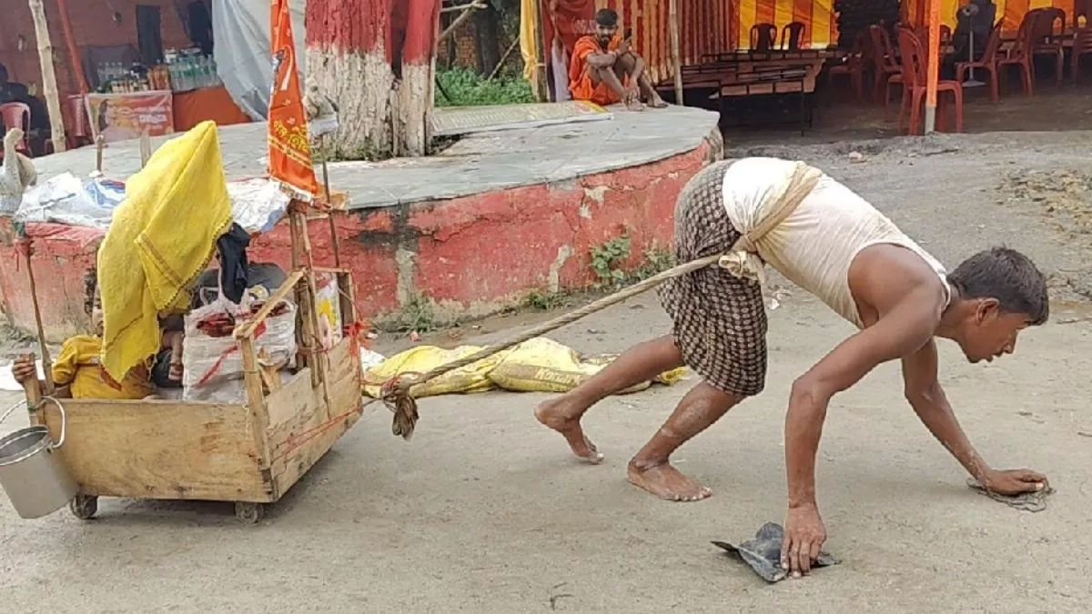 Deoghar News: मनोकामना पूरी होने पर हाथ के बल चलकर पहुंचा बाबा धाम