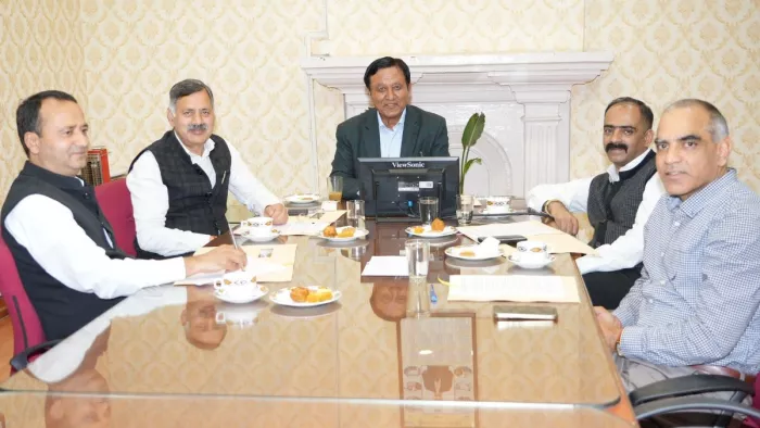 शिमला मंत्रिमंडलीय उपसमिति की बैठक में उपस्थित मंत्री व अधिकारी।