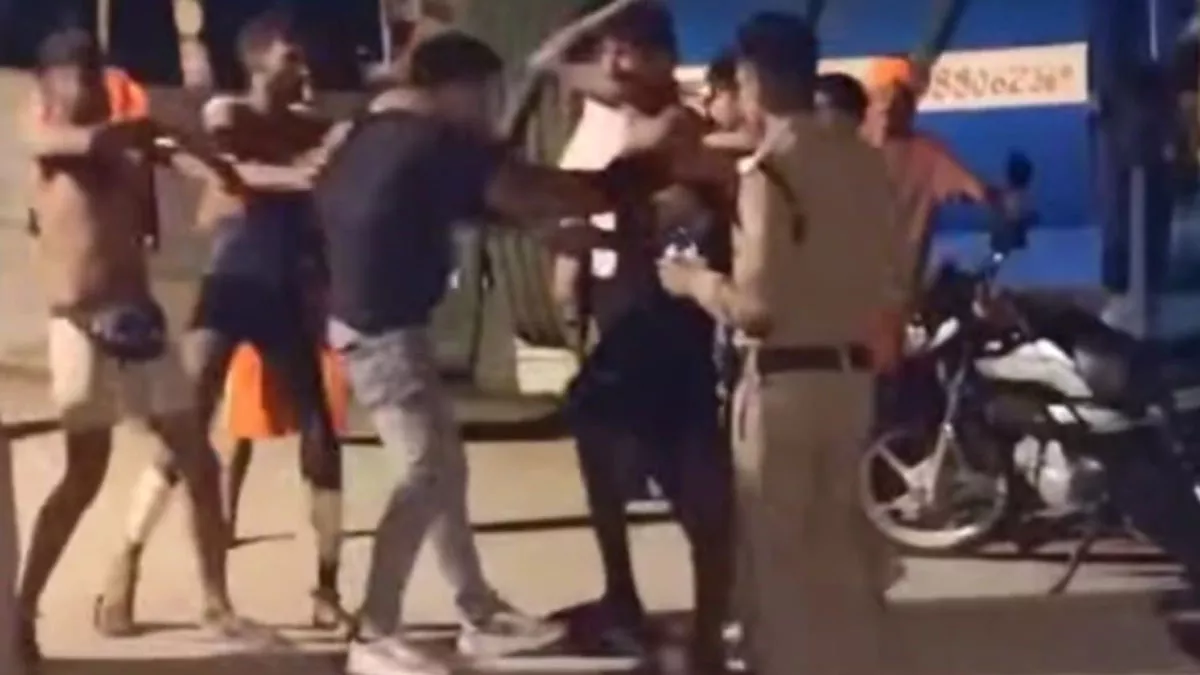 Haridwar Crime: कांवड़ यात्रियों ने बाइक सवार को पीटा, चालक ने भागकर जान  बचाई - Kanwariyas Assault Biker After Accident