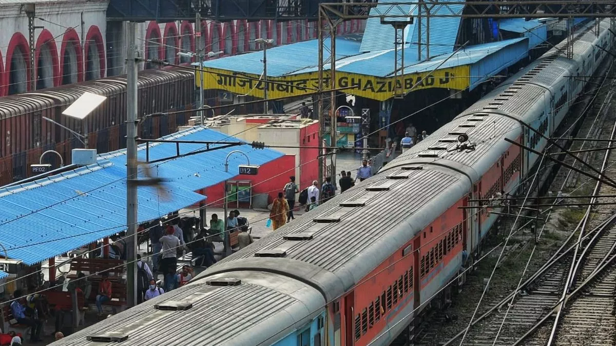 गाजियाबाद में चलती ट्रेन पकड़ने की कोशिश में बुजुर्ग की मौत, आप न करें ये गलतियां