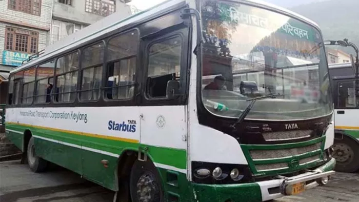 हिमाचल पथ परिवहन निगम की बस में सभी के लिए टिकट अनिवार्य कर दी है।