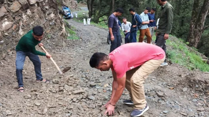 प्रधानमंत्री ग्राम सड़क योजना विभाग ने मार्ग को साफ करने के लिए मशीन भेजने की बात कही है।