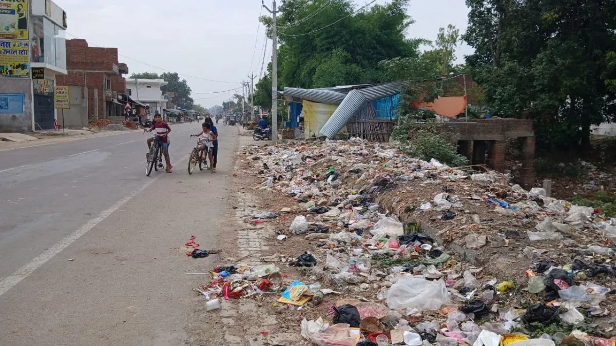 यूपी के इस जिले में सड़क किनारे गिराया जा रहा है कूड़ा, 10 एकड़ भूमि पर बन गया कूड़े-कचरे का पहाड़
