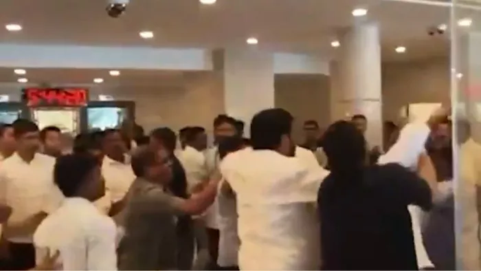 विधायक जीतेंद्र अह्वाड एवं गोपीचंद पडलकर के समर्थकों के बीच हाथापाई (फोटो: स्क्रीनग्रैब)