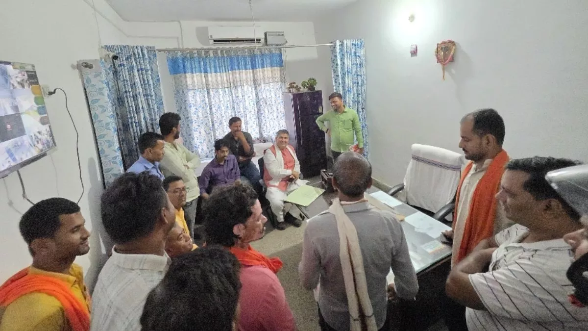 Bihar News: मरीजों के लिए मिला था एसी, आराम फरमा रहे थे डॉक्टर; विधायक ने खुलवाकर प्रसव कक्ष में लगवाया