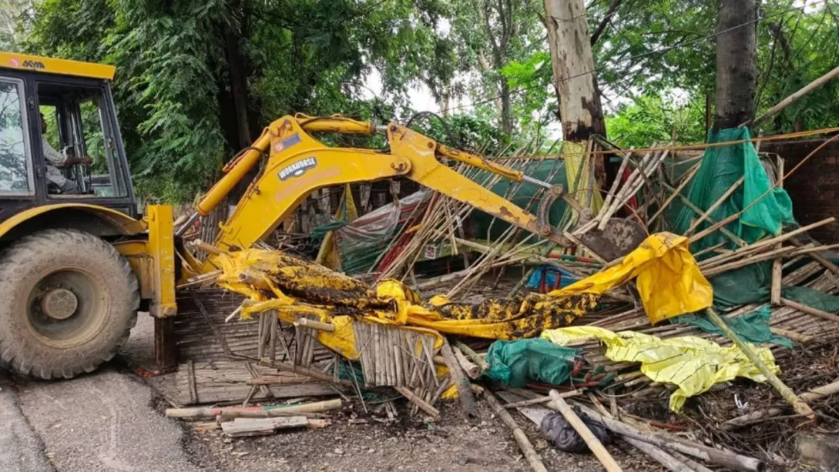 Bulldozer Action: रांची में इस जगह गरजा बुलडोजर, दर्जनों दुकानों को किया गया ध्वस्त