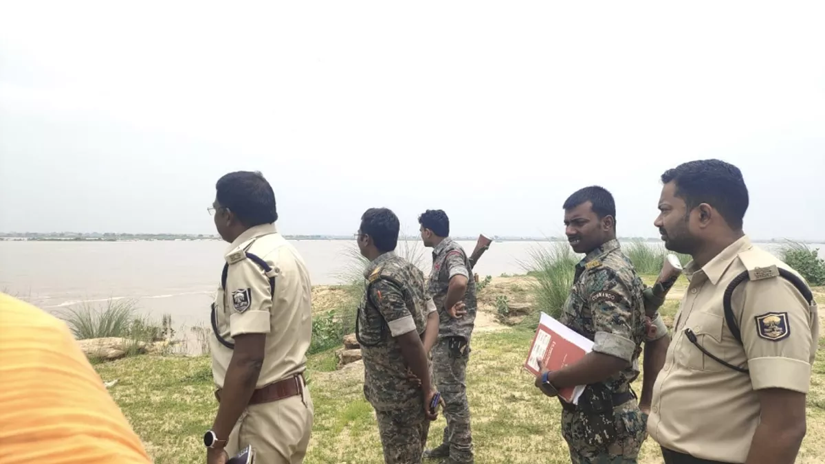 सोननदी में अचानक बाढ़ आ जाने से टीले पर दो ग्रामीण फंसे, रेस्क्यू में जुटे रहे पुलिस प्रशासन