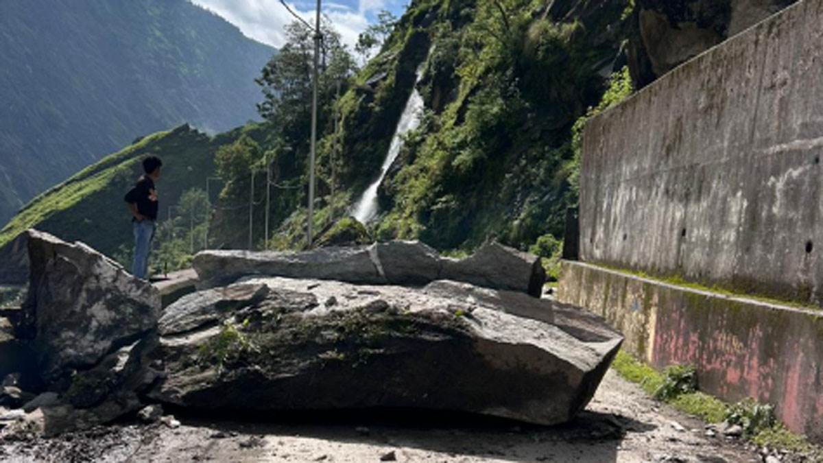 https://www.jagranimages.com/images/newimg/17072025/17_07_2025-road-block_23986653.jpg