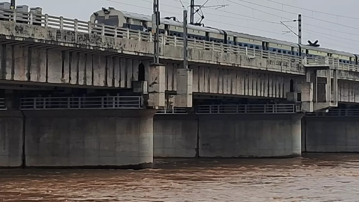 सोन नदी उफान पर, सोन में छोड़ा गया 4.43 क्यूसेक पानी, इंद्रपुरी बराज के खोले गए 65 गेट