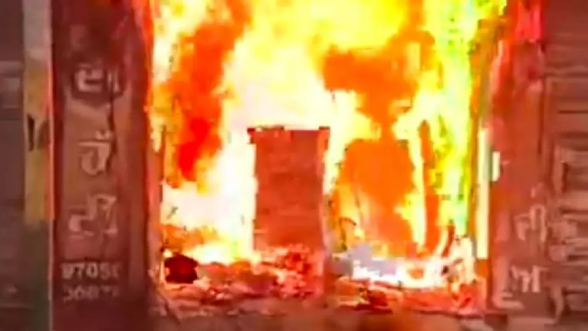 Sangrur Fire: संगरूर में कपड़ों की दुकान में लगी आग, घंटों की मशक्कत के बाद पाया गया काबू; लाखों का सामान जलकर राख