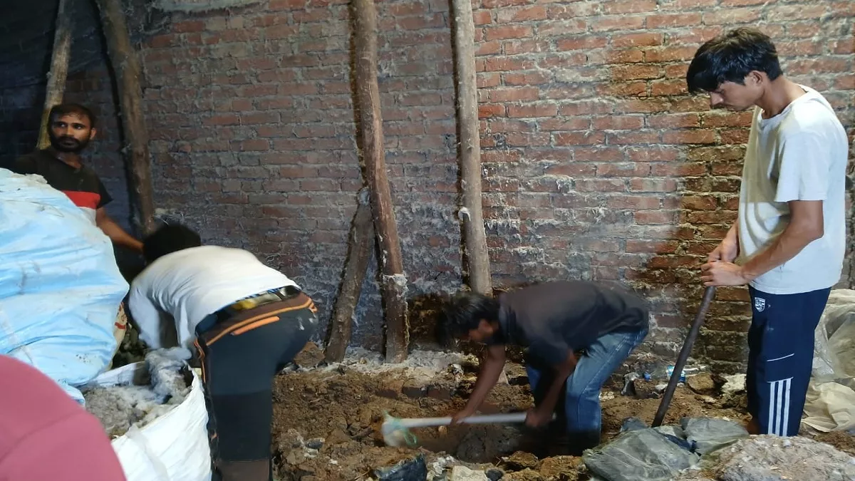 Meerut : बालक के शव की तलाश को तांत्रिक असद के घर में हुई खोदाई, दो मासूमों की बलि देना कबूल चुका है आरोपित