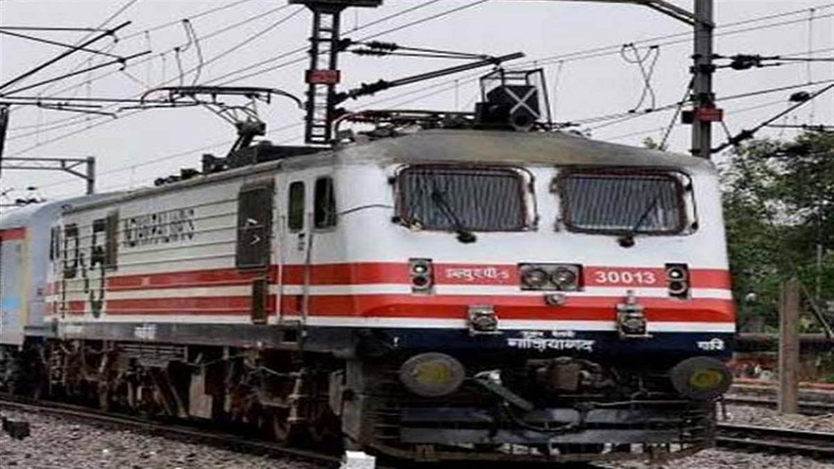 Indian Railway : बरेली में उल्टी दिशा में दौड़ी बरेली-मुरादाबाद पैसेंजर ट्रेन, मची अफरा-तफरी
