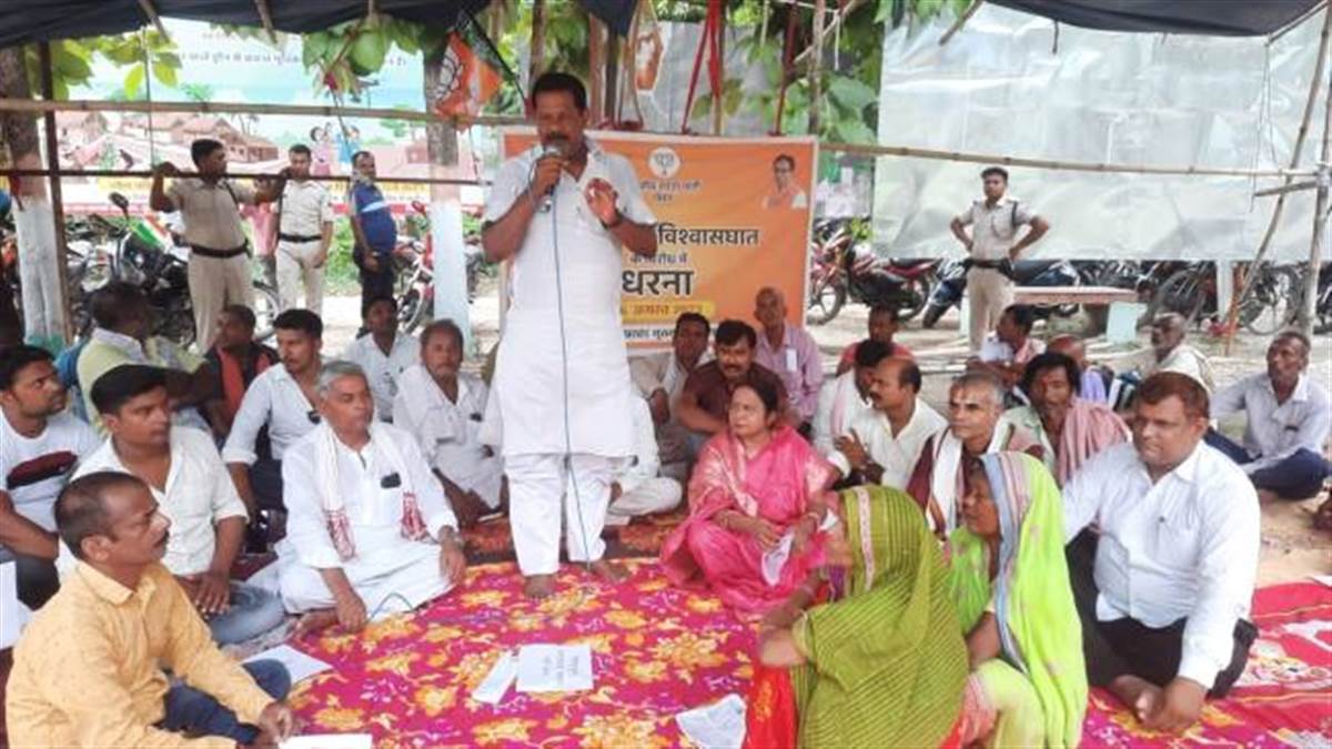 जनादेश से विश्वासघात के खिलाफ मुजफ्फरपुर में भाजपा ने दिया धरना