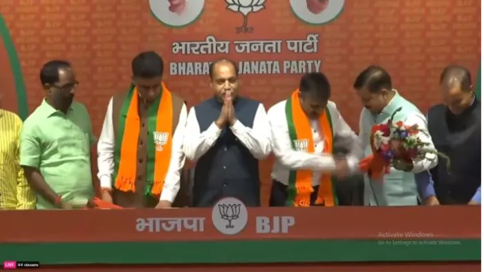 नई दिल्ली में बुधवार को भाजपा की सदस्यता लेते कांग्रेस विधायक पवन काजल एवं लखविंद्र राणा।