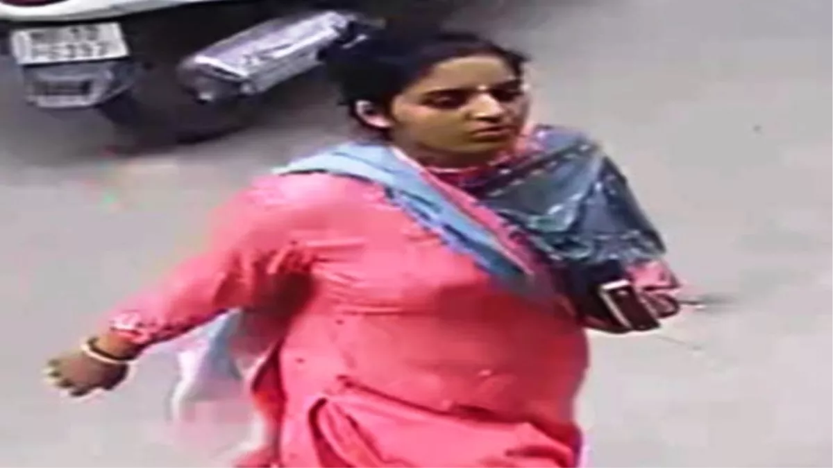 बहादुरगढ़ में ज्वेलर्स शाप से दिनदहाड़े चेन चोरी करके भागी महिला, सीसीटीवी में कैद हुई घटना