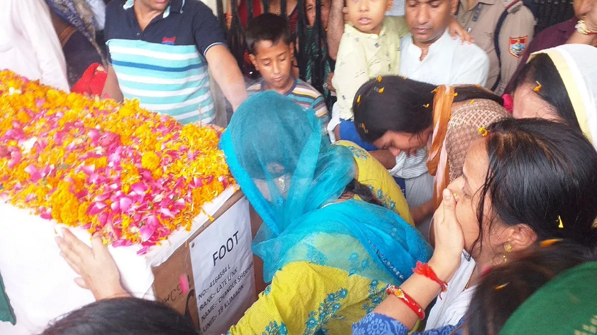 Martyr Chandrashekhar Harbola: बेटियों ने ताबूत में रखे पिता के चरण चूमे, पत्नी ने झुकाया शीश