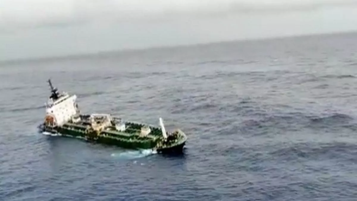 Daman coast: भारतीय तटरक्षक बल ने दमन तट पर डूबती नाव से 14 मछुआरों को एयरलिफ्ट कर बचाया