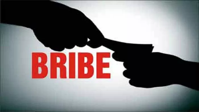 लाभार्थी से अधिकारी की बातचीत के ऑडियो में सब्सिडी के भुगतान के एवज में रिश्वत लेने की पुष्टि हुई