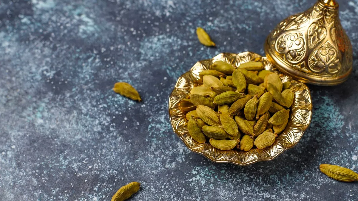 Elaichi Benefits: मुंह से जुड़ी हो या पेट से, कई सारी समस्याएं दूर करती है छोटी इलायची