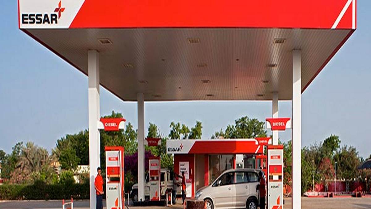 Agra Petrol Diesel Price: कच्चे तेल की कीमत में गिरावट के चलते आगरा में पेट्रोल डीजल का भाव स्थिर है।