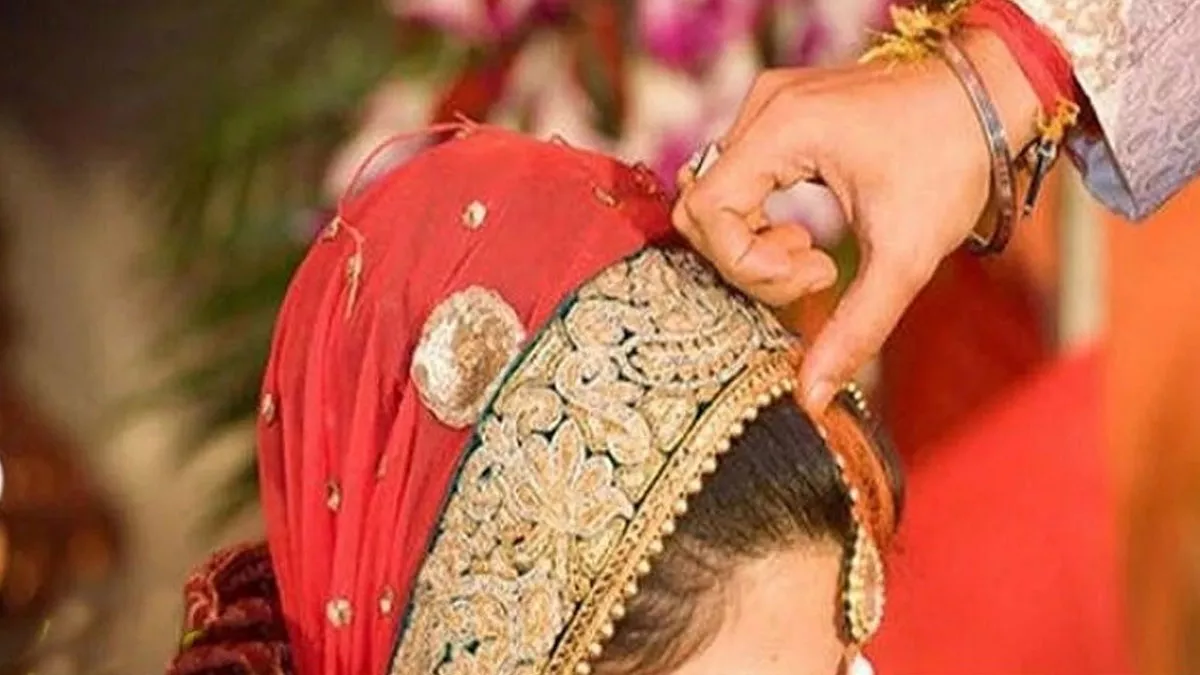 बिहार में अद्भुत शादी : दो पुरुष डांसर को आपस में हो गया प्यार, एक ने पहनी साड़ी दूसरे ने भर दी मांग