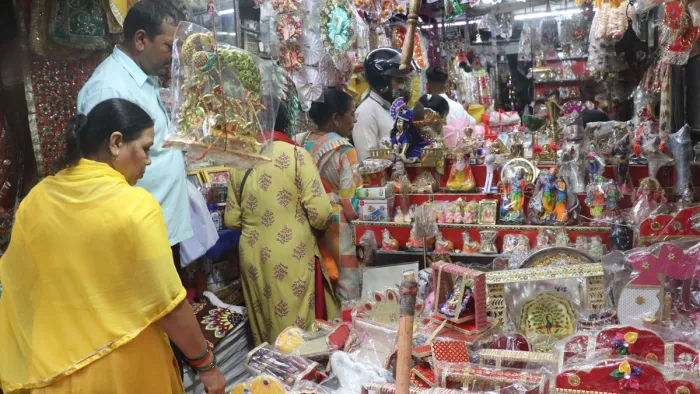 श्रीकृष्ण जन्माष्ठमी को लेकर हनुमान चौक पर सजी दुकानें। जागरण