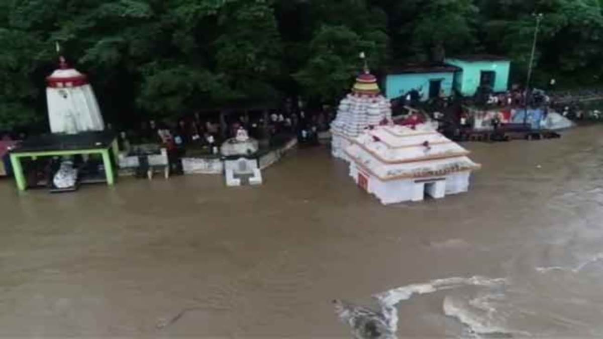 Odisha Flood: निचले इलाके में रहने वाले लोग भय और दहशत में अपना दिन बिता रहे हैं।