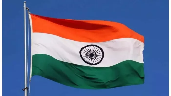 राष्ट्रीय ध्वज उतारते समय नियमों का पालन करें (फाइल फोटो)