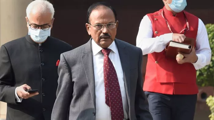 अजीत डोभाल की सुरक्षा में चूक मामले में MHA की बड़ी कार्रवाई, CISF के तीन कमांडो नौकरी से बर्खास्त।