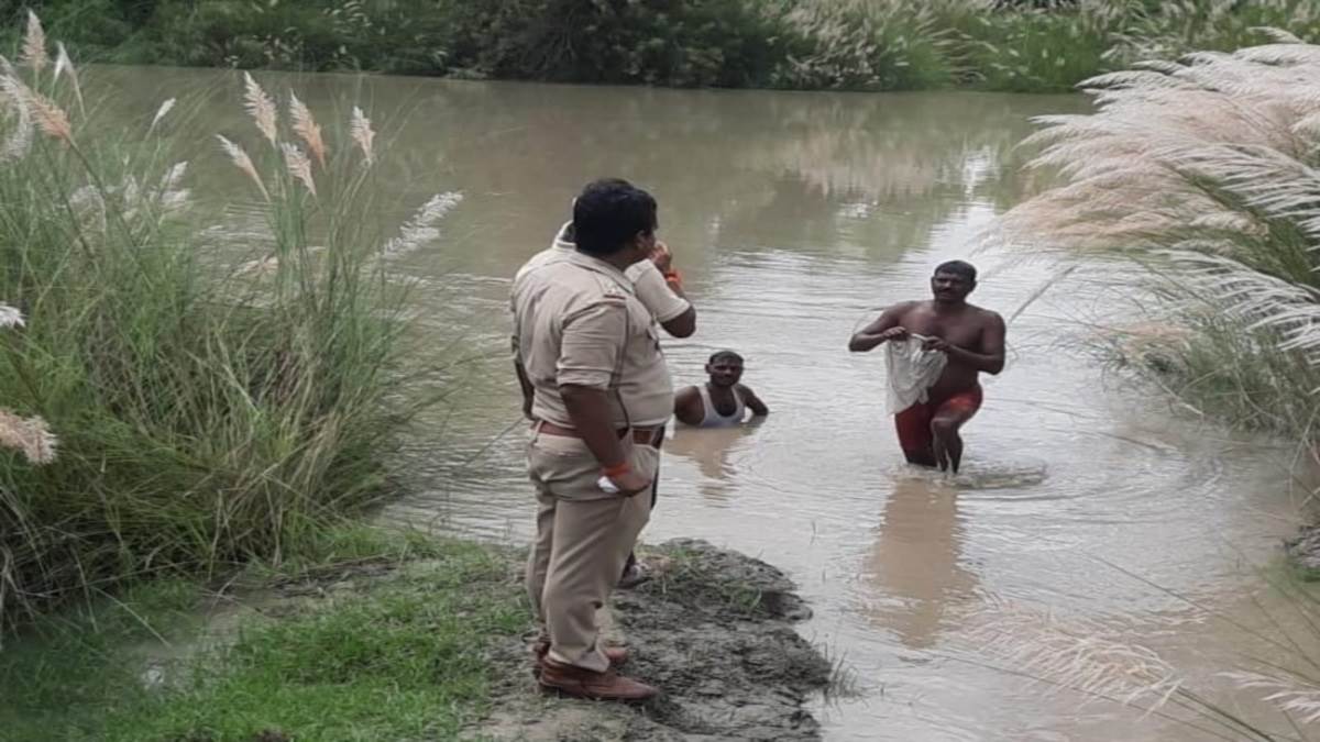 woman jumped in canal with her innocent son in nawabganj of pratapgarh police is searching
