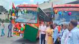 रोडवेज को मिली बसों को मथुरा व कानपुर के लिए हरी झंडी दिखाकर रवाना करते भाजपा के जिलाध्यक्ष अभय गुप्ता।
