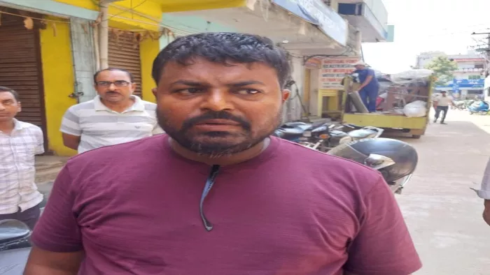 बैंक से पैसे निकाल लौट रहे कारोबारी से आठ लाख रुपए छीनकर भागे बाइक सवार बदमाश (पीड़ित की फोटो)