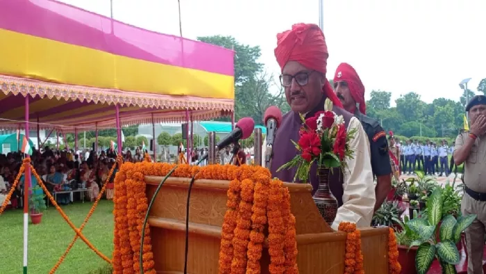 झंडारोहण के बाद संबोधित करते कुलपति डॉ. पीएस पांडेय