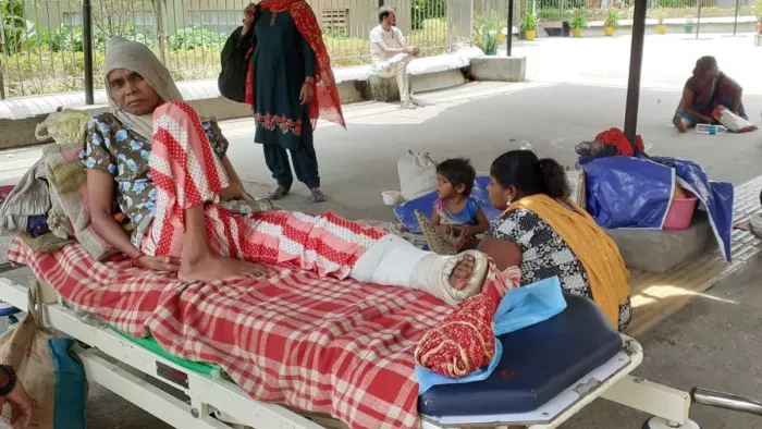हड़ताल की वजह से दिल्ली राज्य कैंसर संस्थान में प्रतीक्षालय में मौजूद मरीज। जागरण