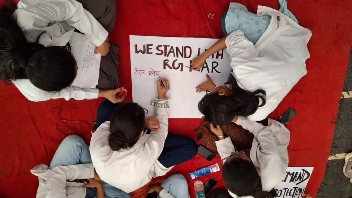 Jharkhand Doctors Strike: रिम्स में जूनियर डॉक्टर अधीक्षक कक्ष के बाहर विरोध करते हुए।