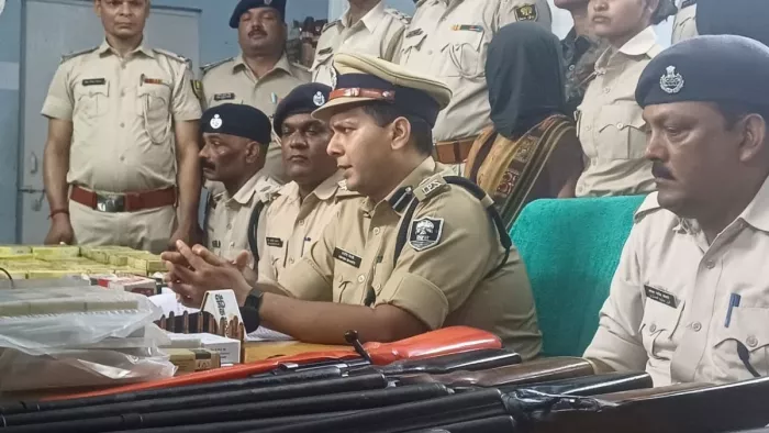 बेलागंज थान में जप्त अवैध हथियार के साथ प्रेस वार्ता करते एसएसपी।