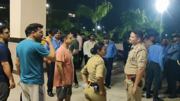 एम्स गोरखपुर की इमरजेंसी के बाहर डॉक्टरों और छात्रों को समझती पुलिस। इंटरनेट मीडिया