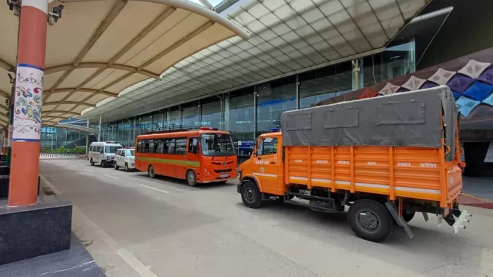 UP News: लखनऊ एयरपोर्ट के टर्मिनल 3 पर पहुंची एनडीआरएफ की टीम।
