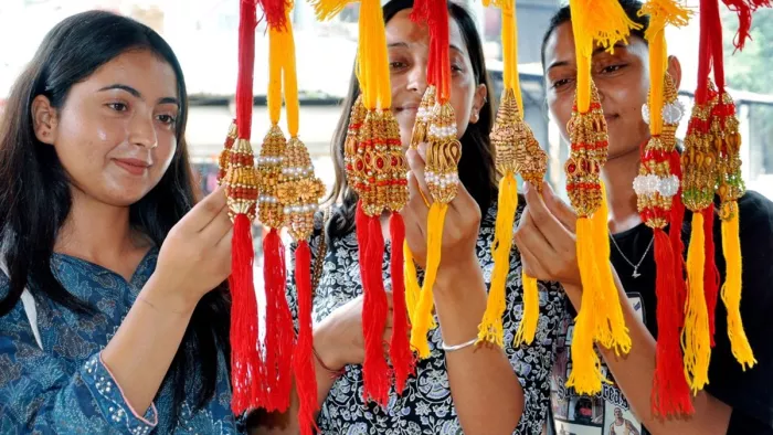 रक्षाबंधन पर नीतीश कुमार ने दिया महिलाओं को गिफ्ट (जागरण)