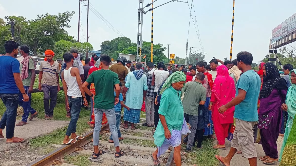 Supaul News: एक साल की बेटी को गोद में लेकर मालगाड़ी के आगे कूदी महिला, मां की मौत; बाल-बाल बची बच्ची