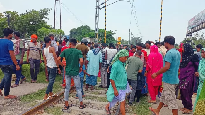 घटना के बाद शव को देखने जुटी भीड़