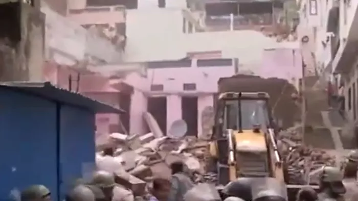आरोपी के मकान पर चला बुलडोजर। (फोटो- एएनआई)