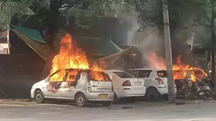 उदयपुर में बवाल के दौरान जलाई गईं कारें।