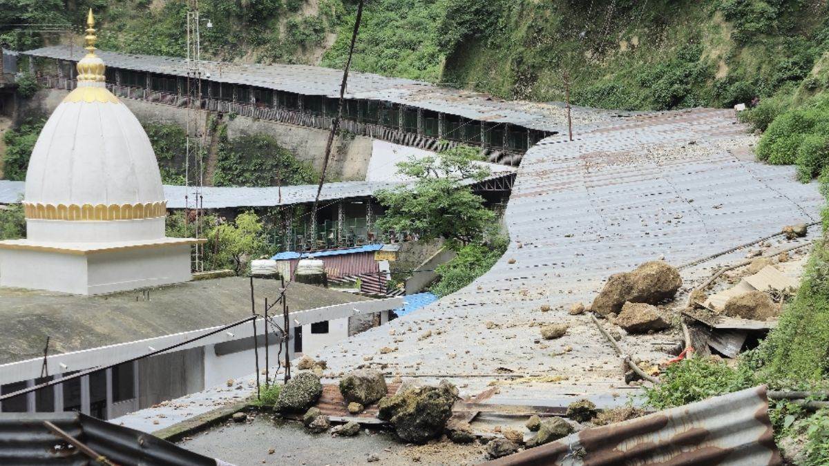 Jammu Kashmir Weather Update: जम्मू में भारी बारिश, मां वैष्णो देवी मार्ग पर  दो जगह भूस्खलन, श्रद्धालुओं की आवाजाही पर रोक - Jammu Kashmir Weather  Update Heavy rain in Jammu ...