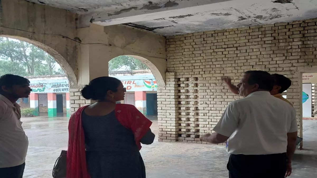 बहादुरगढ़ में जर्जर स्कूल की छत गिरी, प्राचार्य गायब, जांच शुरू