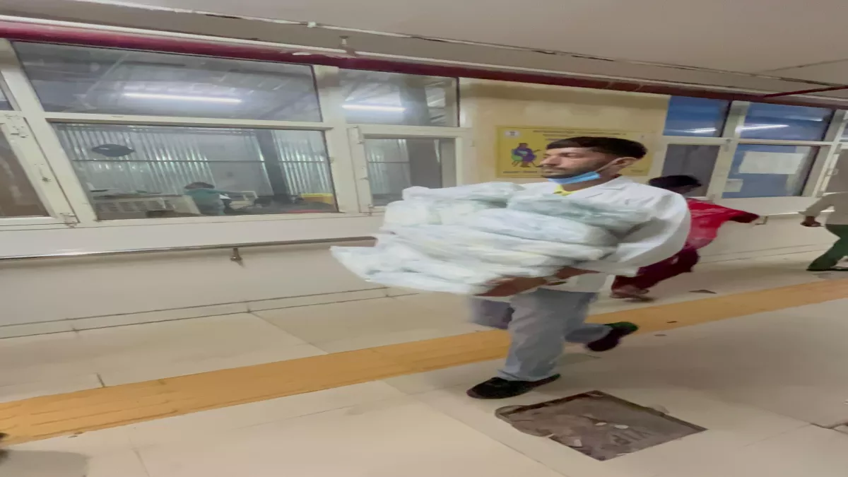 Mohali : इंटर्नशिप के नाम पर 'मजदूरी', नर्सिंग छात्रों से उठवाए जा रहे दवाओं के डब्बे