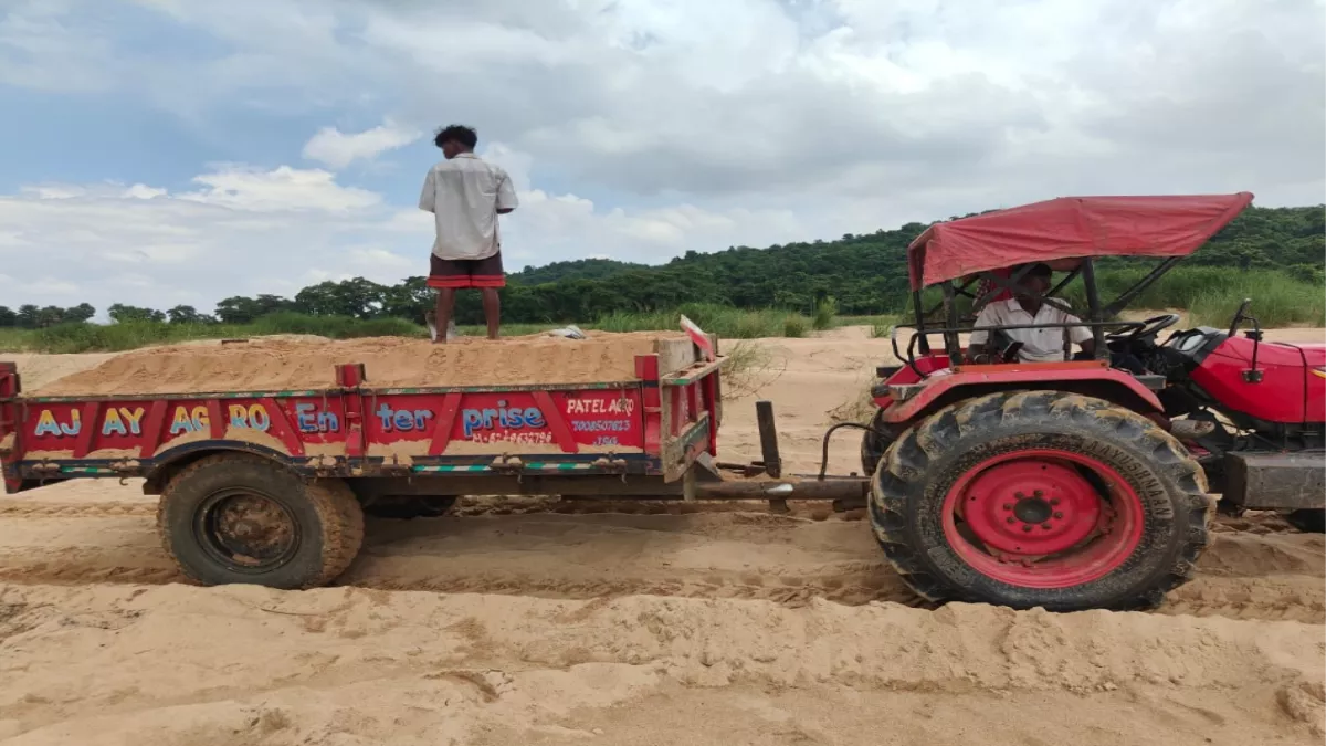 Jharsuguda: ईब नदी में बालू माफियाओं का आतंक, पोर्टल बंद होने के बाद भी बेधड़क चल रहा है बालू का अवैध खनन