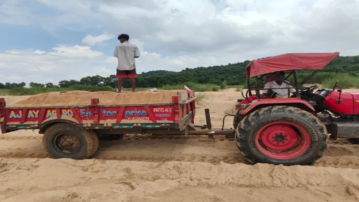 बेधड़क चल रहा है बालू का अवैध खनन