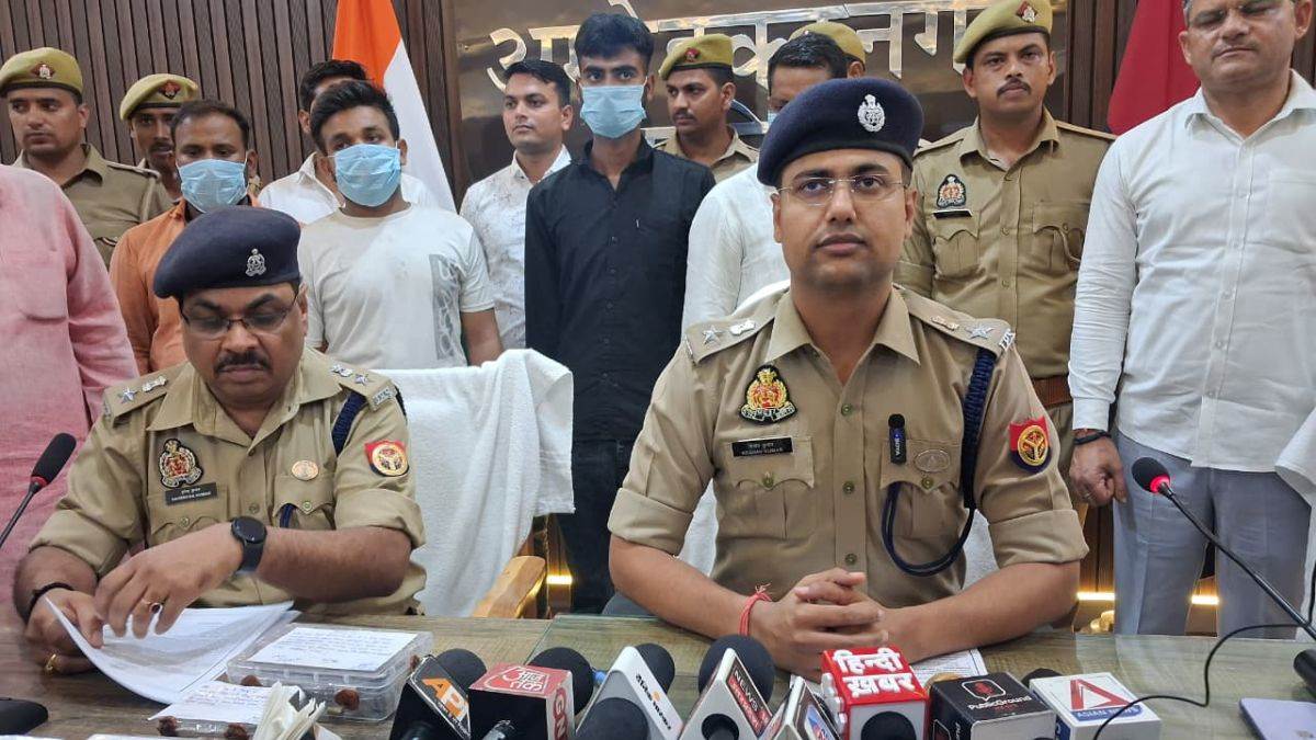 https://www.jagranimages.com/images/newimg/17082025/17_08_2025-ambedkar_nagar_police_arrests_24015495.jpg